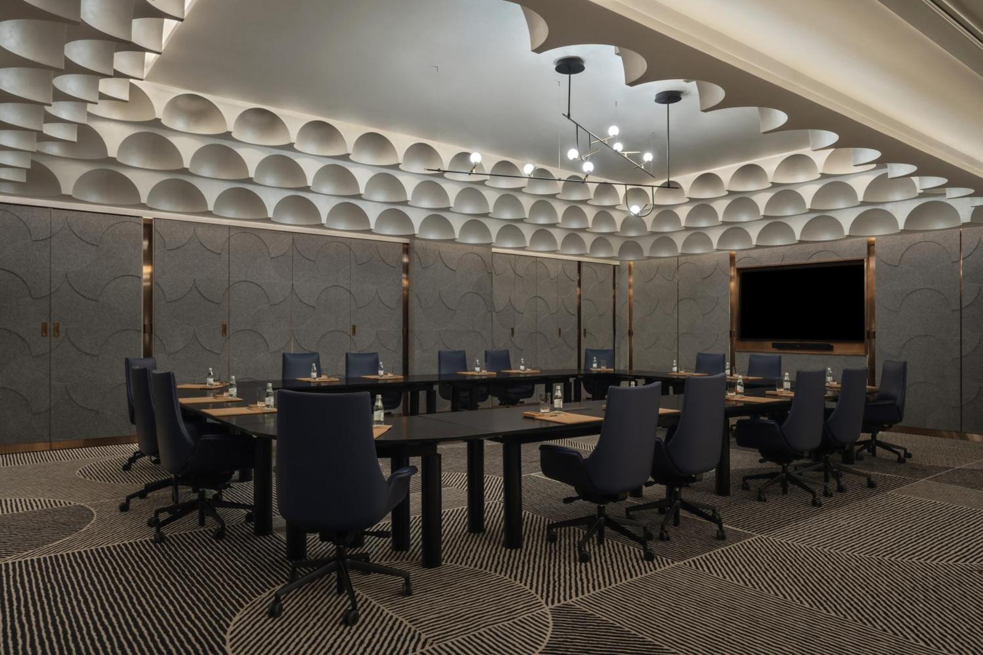 Отель So/ Uptown Дубай Экстерьер фото The meeting room of the Executive Council