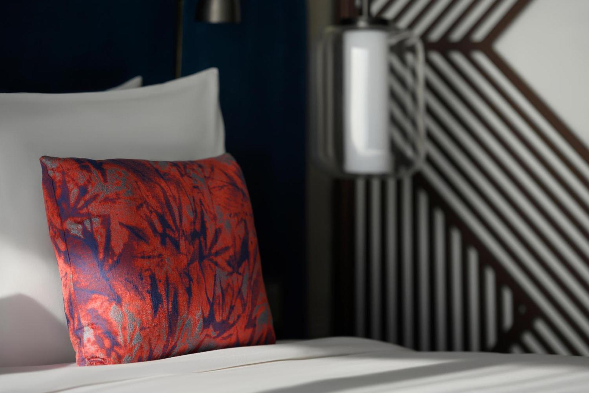 Отель So/ Uptown Дубай Номер фото A throw pillow