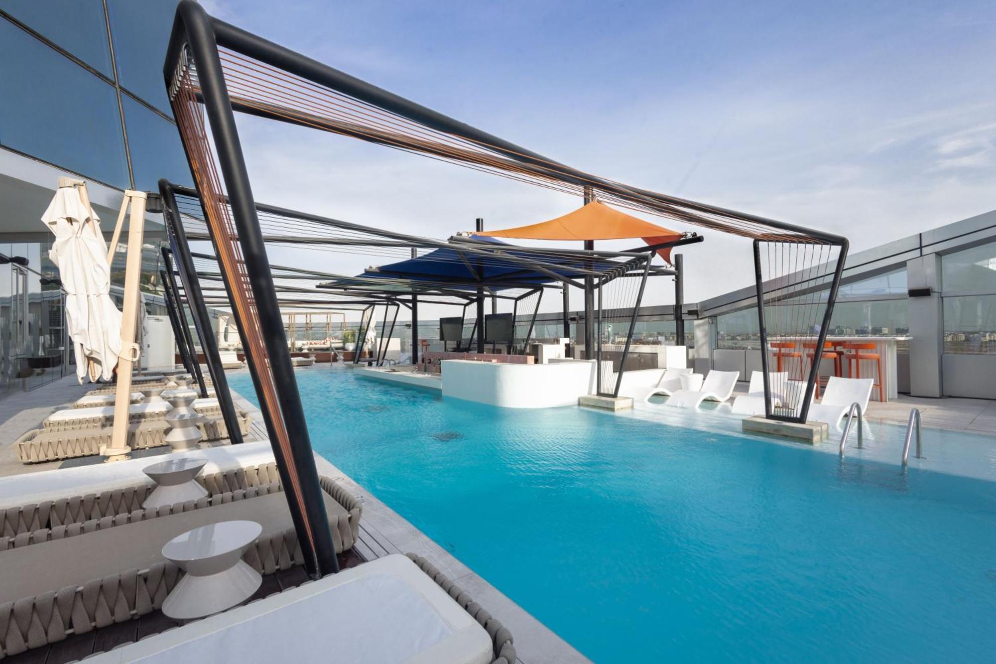 Отель So/ Uptown Дубай Экстерьер фото The rooftop pool at the hotel